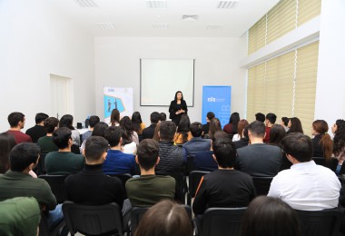 RİİB könüllülərin fərdi inkişafına dəstək məqsədilə təlim-seminarlar təşkil edir