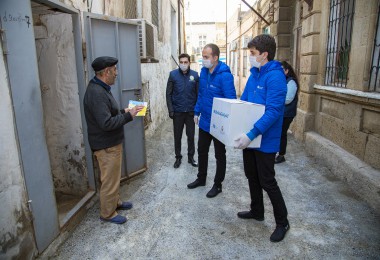 RİİB və Yasamal RİH yaşı 65-dən yuxarı olan tənha insanlara ərzaq sovqatı paylayıb