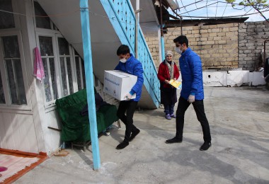 Yevlaxda yaşı 65-dən yuxarı olan tənha insanlara və aztəminatlı ailələrə ərzaq sovqatı paylanılıb