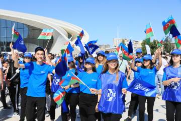 Paytaxtın mərkəzi küçələrini klassik avtomobillər bəzəyib: yürüş və sərgi keçirilib