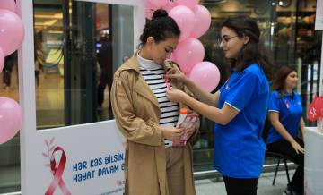 RİİB könüllüləri oktyabr - “Süd vəzisi xərçəngi ilə mübarizə ayı” çərçivəsində aparılan maarifləndirmə aksiyasına dəstək olublar