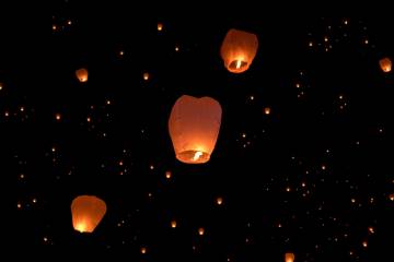 Bakıda RİİB könüllüləri tərəfindən səmaya işıq fənərləri buraxıldı