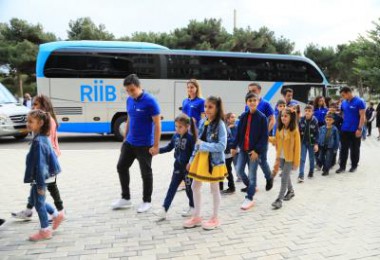 Valideyn himayəsindən məhrum uşaqlar müharibə və əmək əlilləri üçün pansionatın sakinlərini ziyarət ediblər