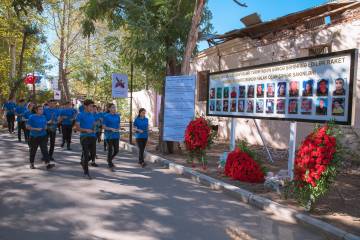 RİİB könüllüləri Gəncədə Ermənistanın raket hücumları nəticəsində həlak olan dinc sakinlərin xatirəsini anıblar