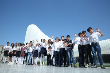 RİİB Heydər Əliyev Mərkəzinin parkındakı uşaq festivalında