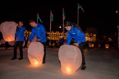 Bakıda RİİB könüllüləri tərəfindən səmaya işıq fənərləri buraxıldı