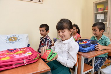 RİİB və Təhsil Nazirliyi yeni tədris ili ərəfəsində regionlarda şagirdlərə məktəb ləvazimatları hədiyyə edib